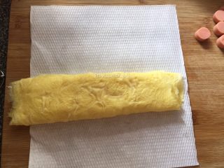 11、爱心玉子烧,煎好的鸡蛋卷玉子烧放至吸油纸，包好稍放凉
