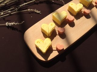 15、爱心玉子烧,最后将拼成的爱心玉子烧和爱心火腿用牙串串摆盘即可