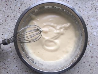 4、纸杯蛋糕,打到提起打蛋器可以画出8字，且立刻不会消失；