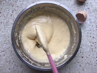 7、纸杯蛋糕,如此反复直到没有干粉颗粒；