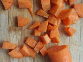 1、胡萝卜甜甜圈（免油炸烤箱版）,胡萝卜切丁。