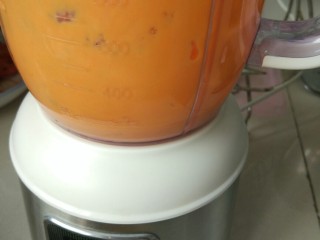 2、胡萝卜甜甜圈（免油炸烤箱版）,加入牛奶用料理机打成泥，最后取 60克胡萝卜泥备用。