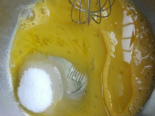 4、胡萝卜甜甜圈（免油炸烤箱版）,加入细砂糖、盐、玉米油搅拌均匀。