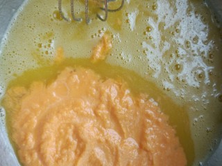 5、胡萝卜甜甜圈（免油炸烤箱版）,加入胡萝卜泥搅拌均匀。