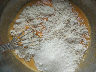 7、胡萝卜甜甜圈（免油炸烤箱版）,筛入低筋面粉搅拌均匀。
