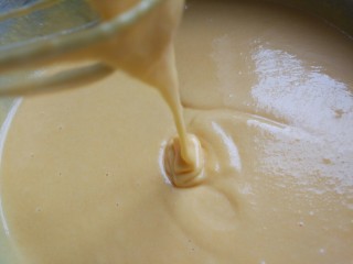 8、胡萝卜甜甜圈（免油炸烤箱版）,搅拌好的面糊状态。