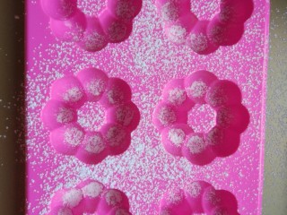 9、胡萝卜甜甜圈（免油炸烤箱版）,模具撒一点干粉防止黏连不好脱模。