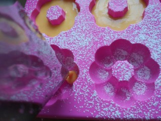 11、胡萝卜甜甜圈（免油炸烤箱版）,将倒入模具中。