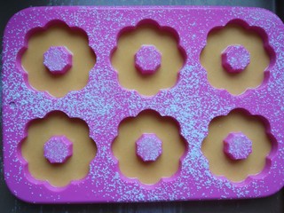 12、胡萝卜甜甜圈（免油炸烤箱版）,装入7-8分满即可。