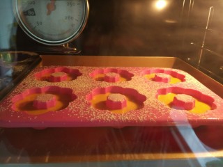 13、胡萝卜甜甜圈（免油炸烤箱版）,烤箱200℃预热10分钟，中层上下火烤25分钟