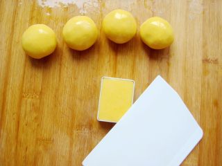 11、雅韵黄梅,用刮板按压平整，去掉边角。