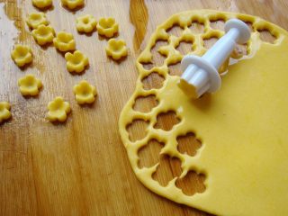 16、雅韵黄梅,面片擀成薄片，用花朵模具刻出一片片的小花。