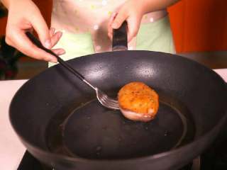 6、法式香橙煎鸭胸 ,翻面，继续煎1～2分钟至表皮焦黄色。