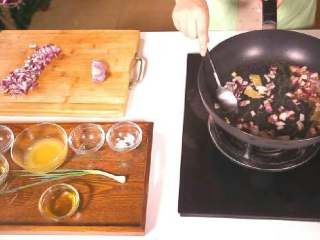 8、法式香橙煎鸭胸 , 再次开火，在留有底油的锅中放入洋葱碎、丁香、香叶，炒香。