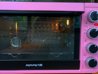 4、椒盐烤薯片,九阳粉嫩烤箱上下火预热180度。