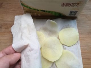 5、椒盐烤薯片,捞出薯片，用纸巾吸干水分。