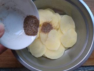 6、椒盐烤薯片,倒入少量油和椒盐。