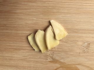 4、响螺虫草花老鸽汤,姜切片