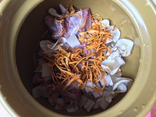 8、响螺虫草花老鸽汤,所有洗干净的材料都倒进汤锅里