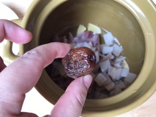 9、响螺虫草花老鸽汤,加入1颗蜜枣
