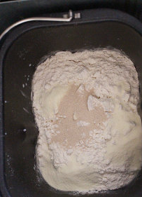 1、沙茶玉米手撕餐包 ,面包机筒中加入橄榄油,后开始继续和面动作