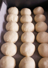 5、沙茶玉米手撕餐包 ,小面团压扁排气,后用折迭方式整型成小圆球,并依序排入铺有防沾烤焙纸的烤盘中