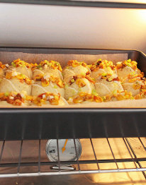 13、沙茶玉米手撕餐包 ,入已预热好的190度C烤箱中,烤焙约17~20分钟,表面金黄上色即可,途中依情况加盖锡纸防焦黑