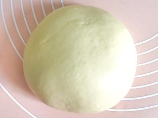 6、早餐+一次性发酵牛角肉松面包（无糖低油）,团圆面团，这时的面团非常光滑细腻