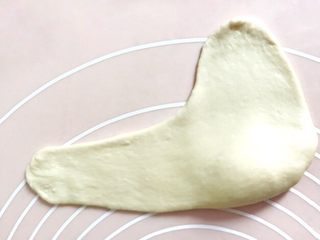 11、早餐+一次性发酵牛角肉松面包（无糖低油）,再把另外一头也擀开