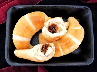 14、早餐+一次性发酵牛角肉松面包（无糖低油）,切开看看，肉松搭配面团浓浓的奶香，真的欲罢不能哦