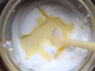 5、芒果盒子蛋糕,混合好后，整个倒入剩余的蛋白霜盆子里，同样用翻拌或者切拌的手法混合均匀。