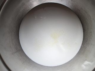 10、芒果盒子蛋糕,然后将淡奶油倒入盆子里，细砂糖也一次倒入盆子中。（淡奶油打发之前，一定要先冷藏12小时才可以打发）