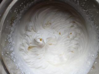 11、芒果盒子蛋糕,先用打蛋器低速搅打一会，然后在转中速，打到8分发即可，状态如图