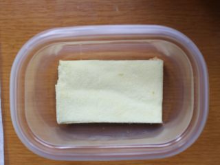 13、芒果盒子蛋糕,将一块蛋糕片铺在盒子底部