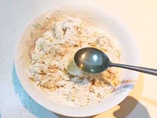 6、自制健康油条,加入1小勺玉米油，调匀