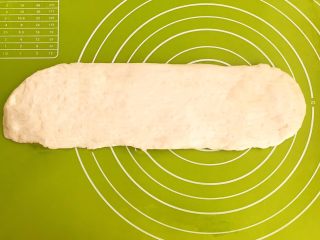 12、自制健康油条,擀成长条面皮