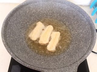 19、自制健康油条,油温6分热的时候放入油条生坯，全程小火炸制