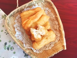 24、自制健康油条,美味的自制油条这次做少了，出锅就被吃光光，我只尝了一小块，真的非常好吃~