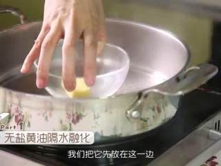 1、芒果班戟和芒果千层饼,首先隔水融化无盐黄油