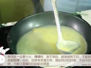 8、芒果班戟和芒果千层饼,用小火煎饼皮，火一定不能太大，太大就像煎鸡蛋了，锅子有温度感觉到烫就OK了，一直要用小火，给点耐心，每张饼皮都需要2分钟左右才会完成