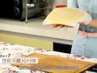 9、芒果班戟和芒果千层饼,剪好的饼皮用油纸或者保鲜膜包好放冰箱冷藏30分钟，因为这个时候的饼皮还很烫，很多油，冷藏是为了让饼皮吸油并且冷却，要知道热的饼皮是会融化奶油的，你根本无法操作