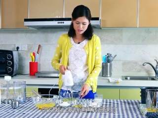 1、草莓奶油蛋糕,打发蛋白，低速再转高速打，细砂糖一点点加入