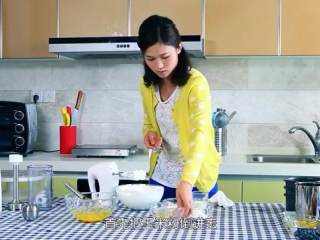 2、草莓奶油蛋糕,最后一次砂糖要和玉米粉一起加入中速打发