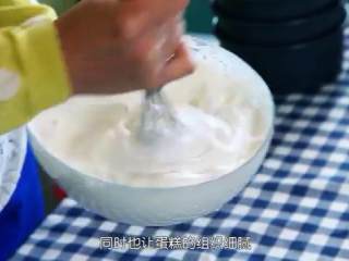 4、草莓奶油蛋糕,检查静置的蛋白霜，不断搅拌质地细腻即可，烤箱上下火170度预热