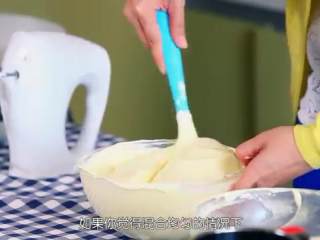 6、草莓奶油蛋糕,把蛋黄糊倒入剩下的蛋白霜，同样翻拌均匀直到看不出白色的蛋白霜