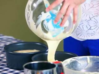 7、草莓奶油蛋糕,将混合好的蛋糕糊分别倒入两个6寸的模具中，轻轻震动将小气泡震出来