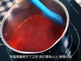 11、草莓奶油蛋糕,滤去草莓果酱的浮沫，熬至浓稠，倒出来冷却备用