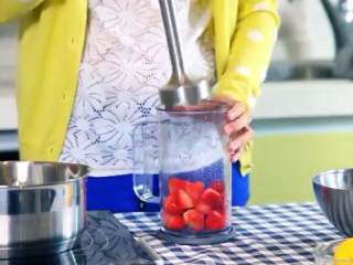 10、草莓奶油蛋糕,果酱先用料理机打成泥，加入细砂糖进锅里，加入柠檬汁（柠檬汁有增艳果酱颜色的作用，没加的果酱颜色暗沉）