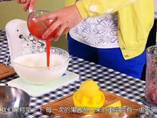 13、草莓奶油蛋糕,淡奶油加草莓果酱打发，果酱的比例不超过淡奶油的20%，打至7~8分发（出现纹路，不消失就可以了，但还能稍微流动）