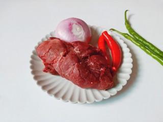 1、椒盐牛肉,做干锅牛肉准备洋葱与青红辣椒。